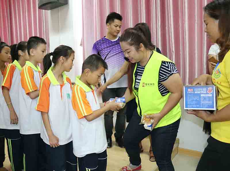 百投團(tuán)委赴田東縣特殊教育學(xué)校開展“手牽手，心連心”慰問活動