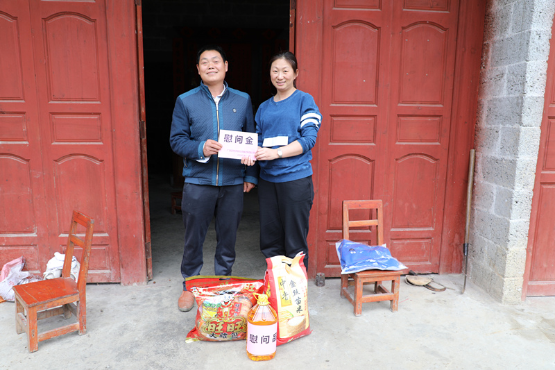 黃源東一行到爛村村慰問貧困戶、駐村工作隊(duì)員