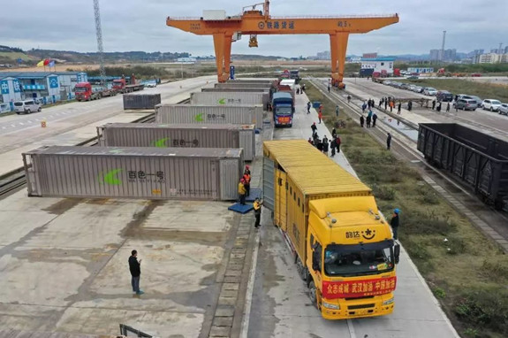 百色一號公司助力廣西援助武漢首發(fā)“愛心果蔬”專列