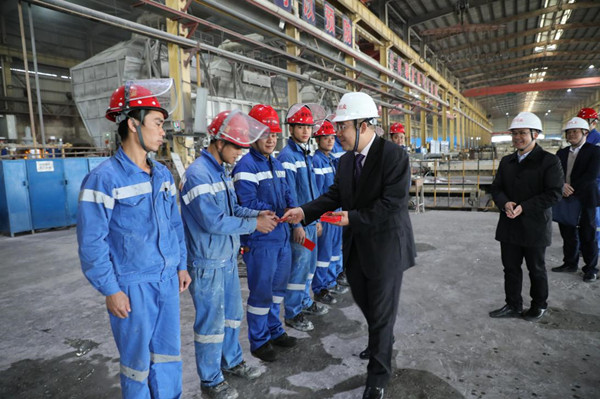 黃源東春節(jié)慰問一線員工